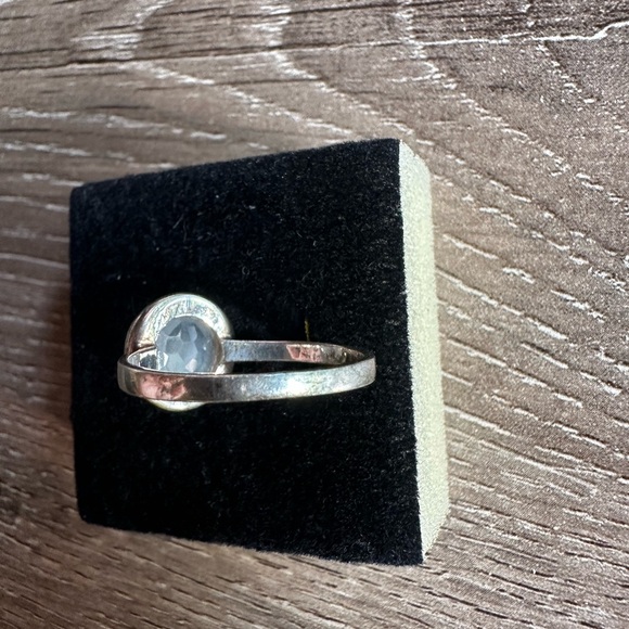 Elegant Sterling Silver Ring - Picture 6 of 7